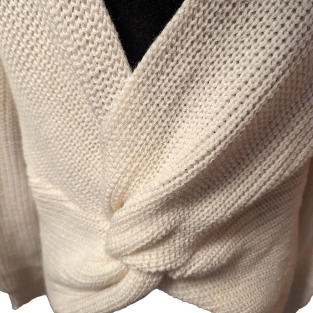 Love Tree White V-Neck  Sweater Size: S - Picture 6 of 16